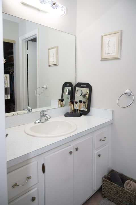 For Sale: $230,000 (2 beds, 2 baths, 1023 Square Feet)