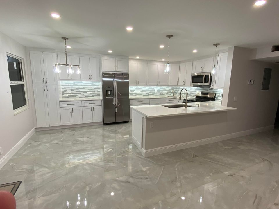 待售: $349,000 (2 贝兹, 2 浴室, 896 平方英尺)