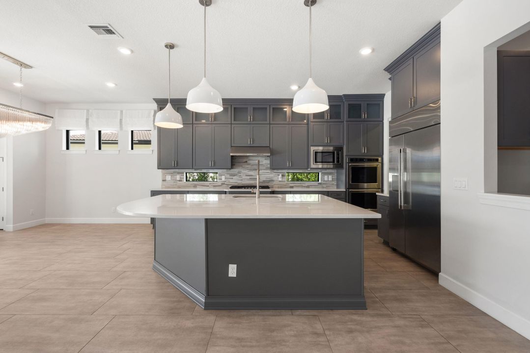 待售: $2,390,000 (6 贝兹, 4 浴室, 4553 平方英尺)