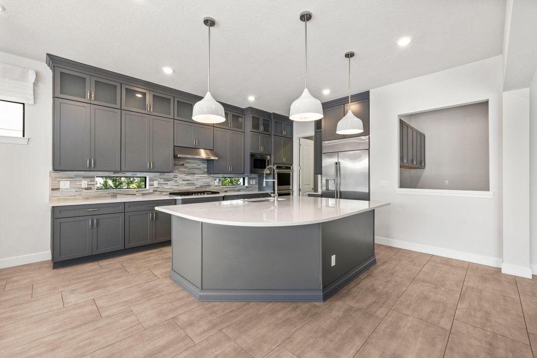 待售: $2,390,000 (6 贝兹, 4 浴室, 4553 平方英尺)