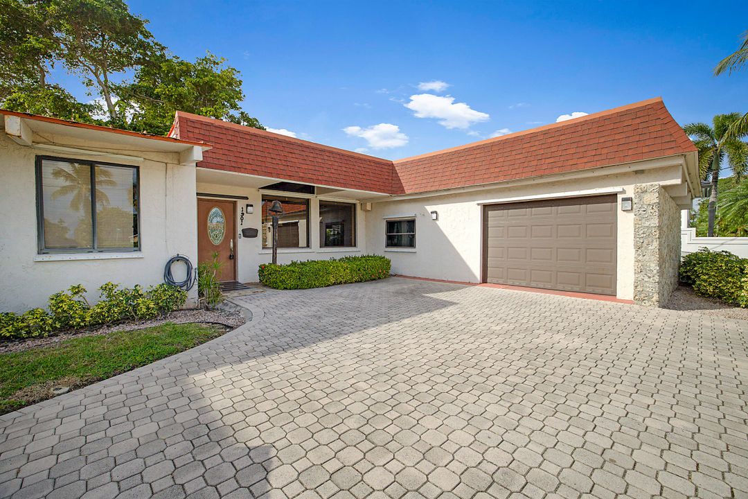 For Rent: $5,000 (2 beds, 1 baths, 2702 Square Feet)