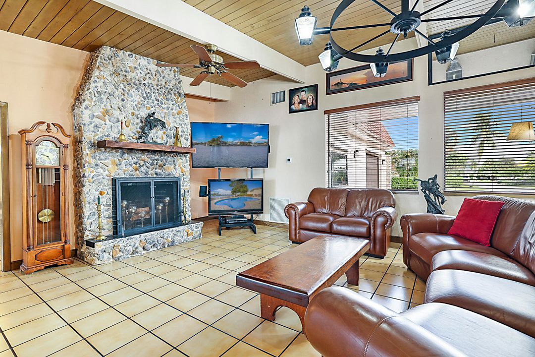 For Rent: $5,000 (2 beds, 1 baths, 2702 Square Feet)