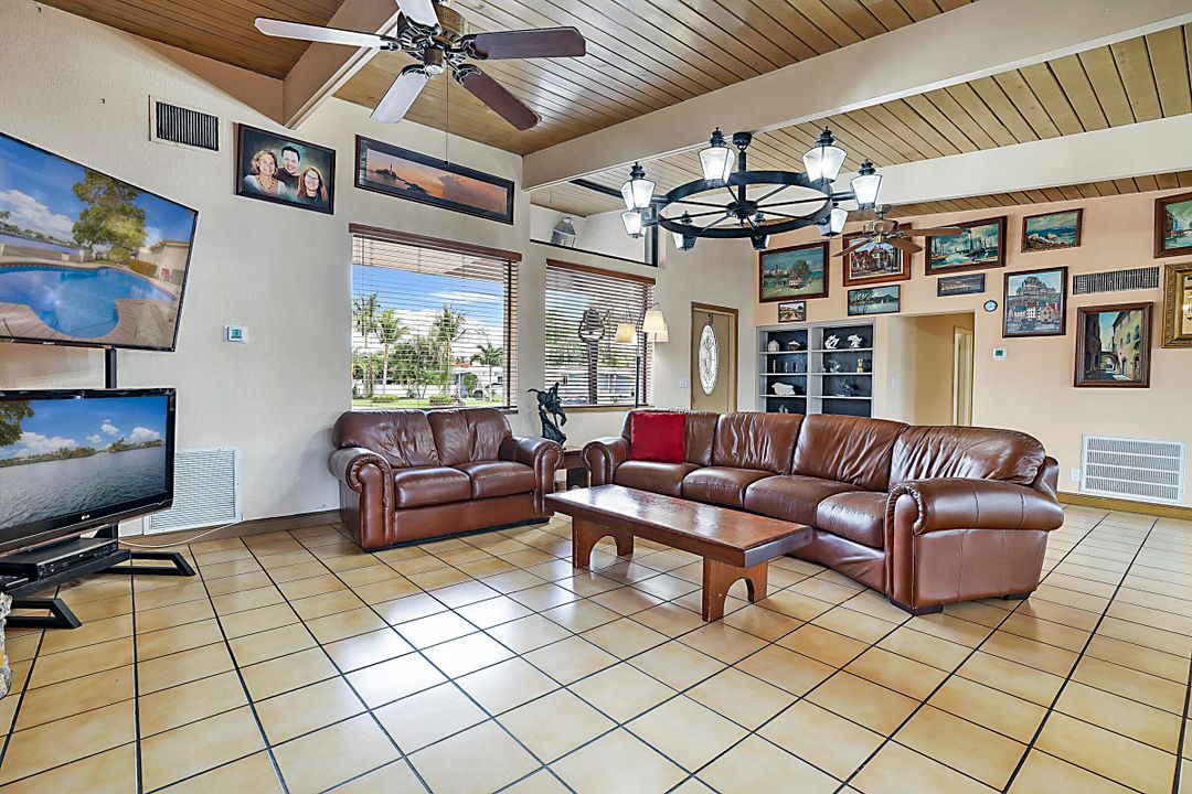 For Rent: $5,000 (2 beds, 1 baths, 2702 Square Feet)