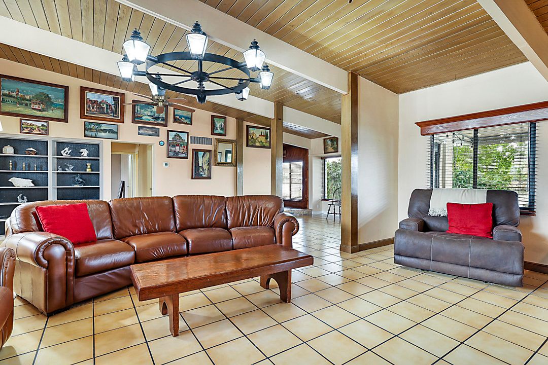 For Rent: $5,000 (2 beds, 1 baths, 2702 Square Feet)