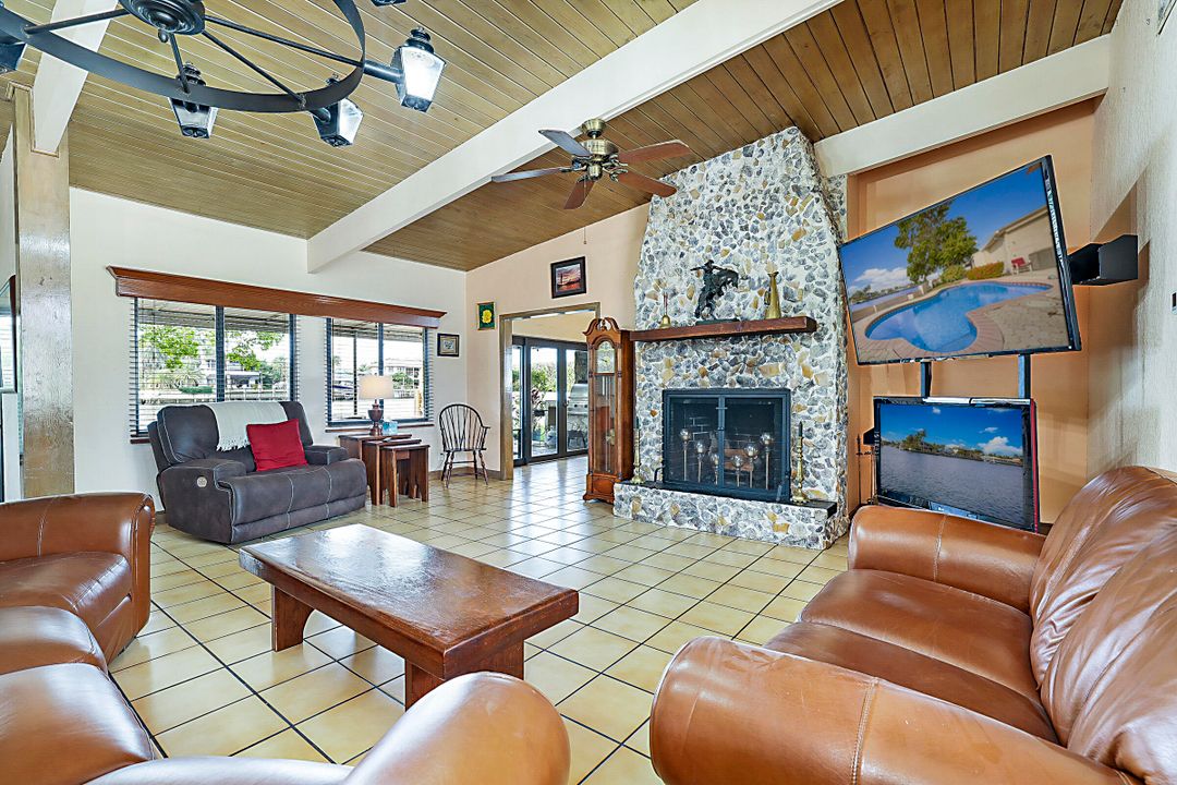 For Rent: $5,000 (2 beds, 1 baths, 2702 Square Feet)