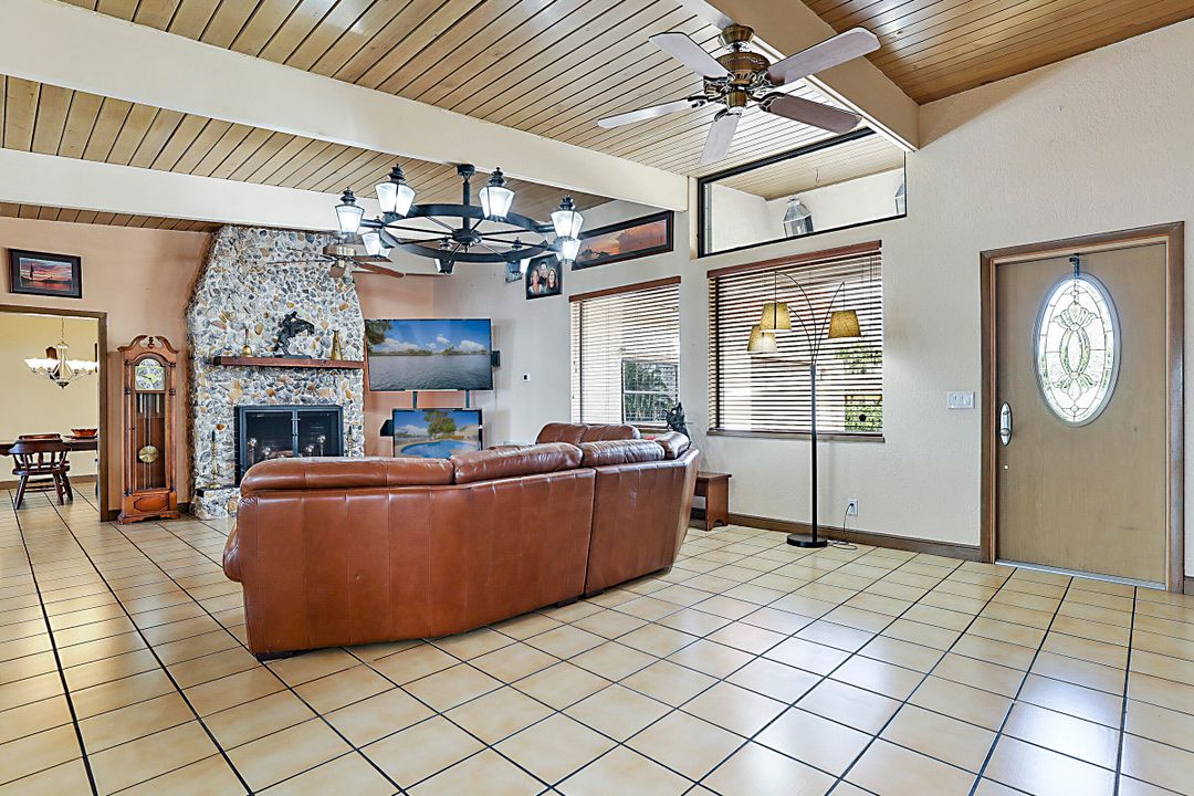 For Rent: $5,000 (2 beds, 1 baths, 2702 Square Feet)