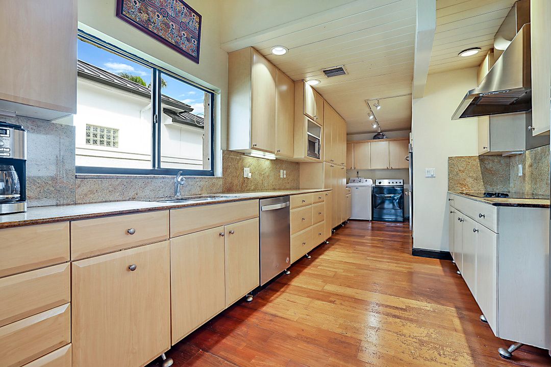 For Rent: $5,000 (2 beds, 1 baths, 2702 Square Feet)