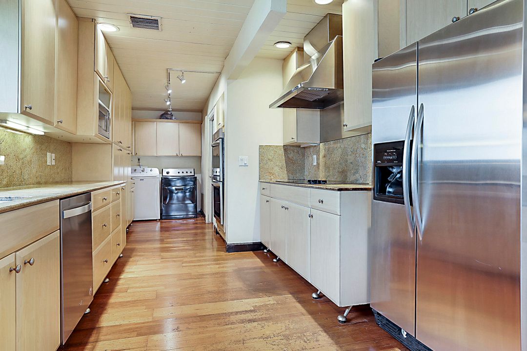 For Rent: $5,000 (2 beds, 1 baths, 2702 Square Feet)