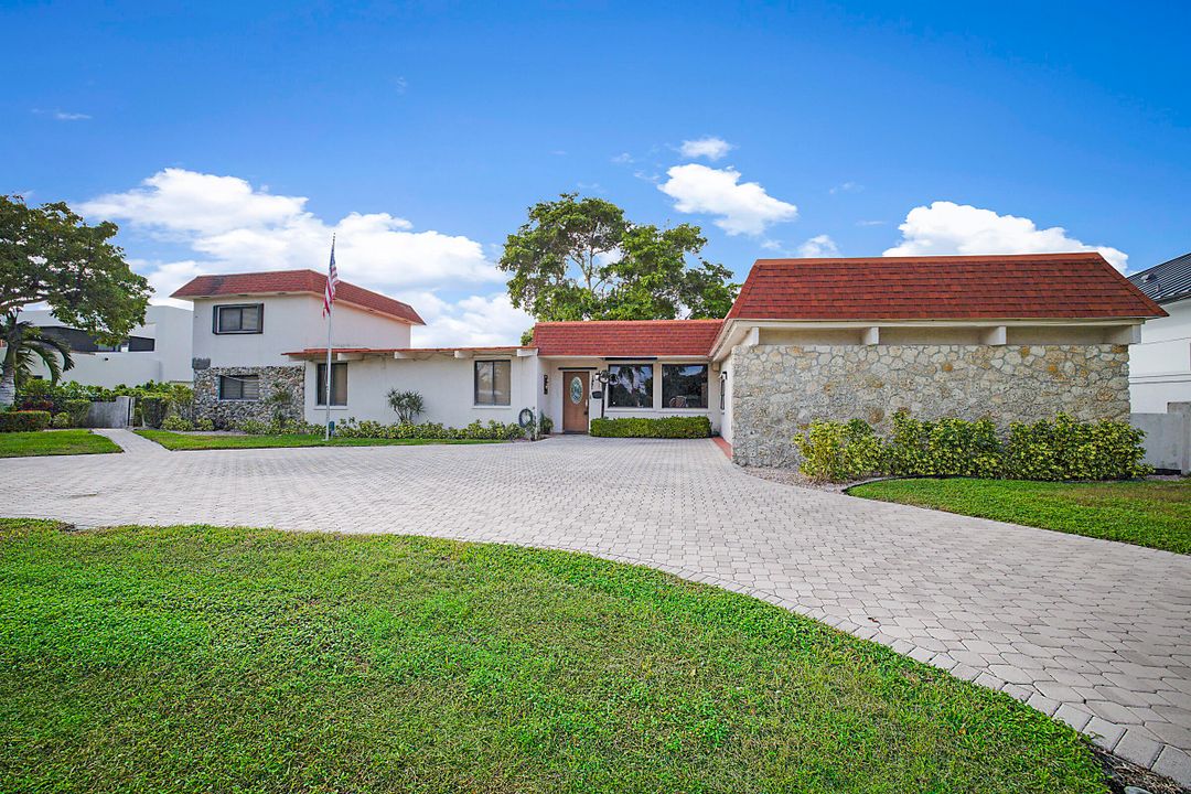 For Rent: $5,000 (2 beds, 1 baths, 2702 Square Feet)