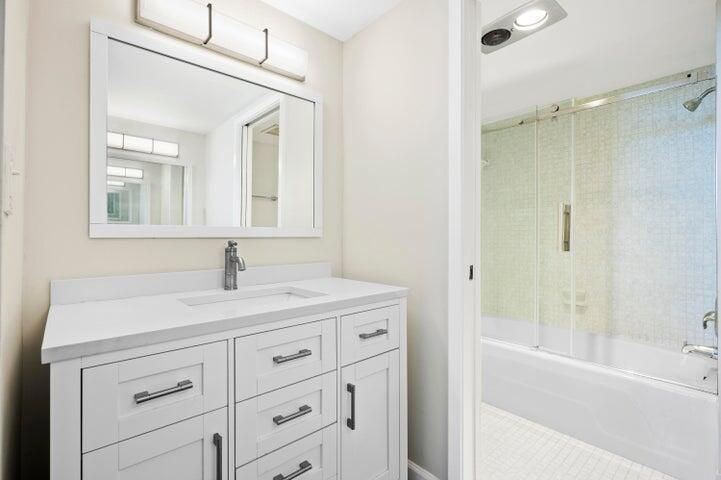 For Sale: $425,000 (2 beds, 2 baths, 1330 Square Feet)