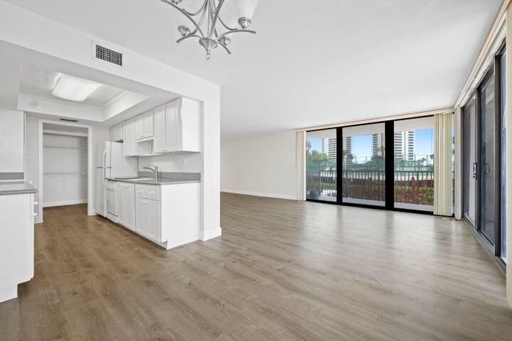 For Sale: $425,000 (2 beds, 2 baths, 1330 Square Feet)