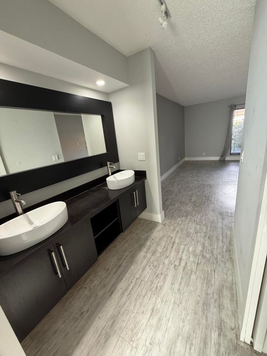 For Sale: $450,000 (2 beds, 2 baths, 1649 Square Feet)