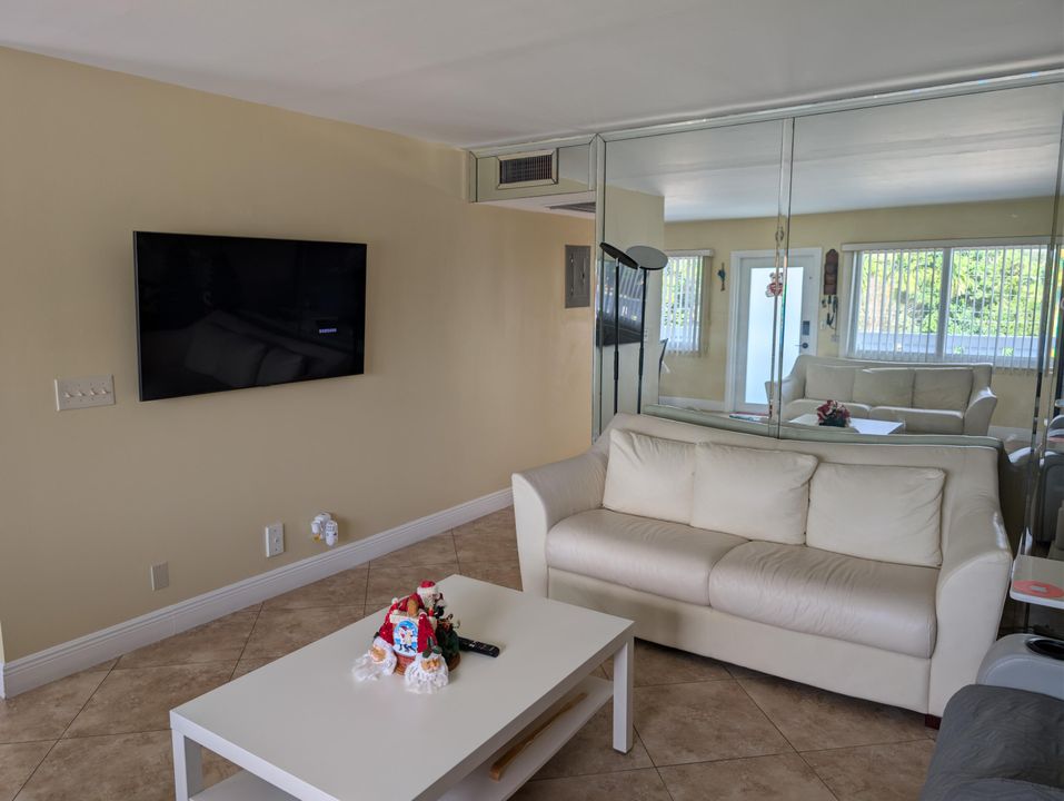 For Sale: $269,000 (2 beds, 2 baths, 1000 Square Feet)