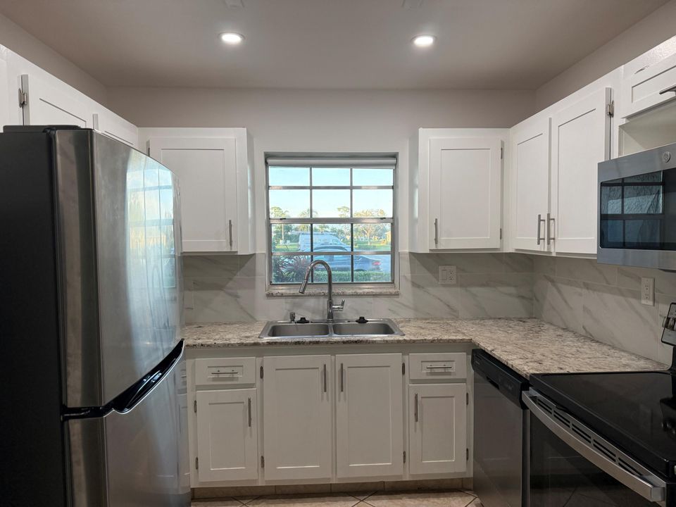 На продажу: $200,000 (2 спален, 2 ванн, 1186 Квадратных фут)