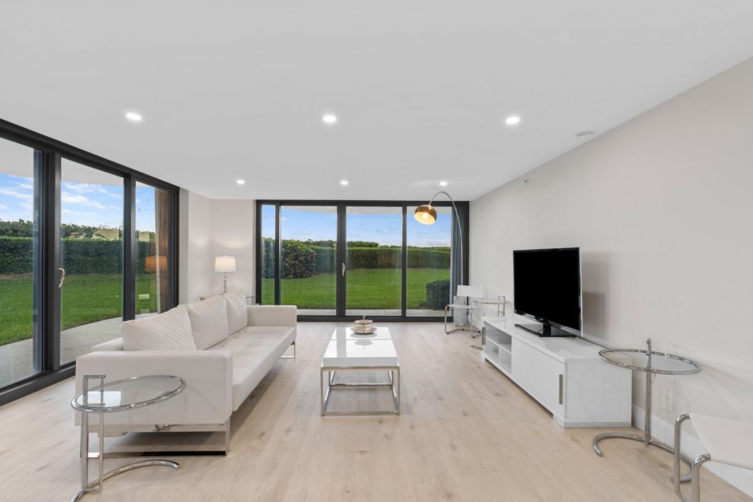 For Sale: $2,255,000 (3 beds, 2 baths, 2119 Square Feet)