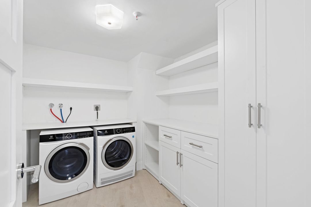 For Sale: $2,255,000 (3 beds, 2 baths, 2119 Square Feet)