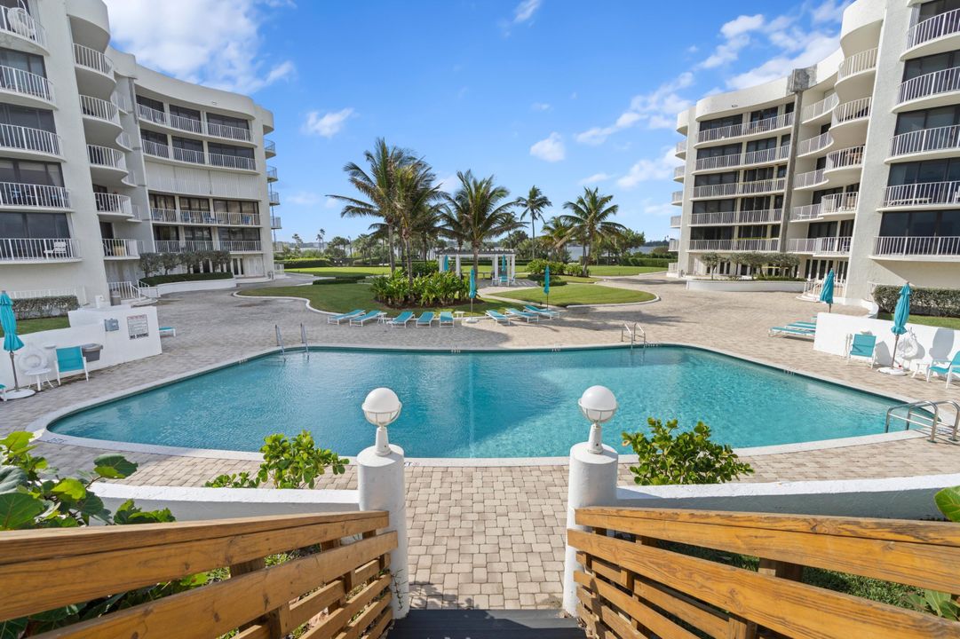 For Sale: $2,255,000 (3 beds, 2 baths, 2119 Square Feet)