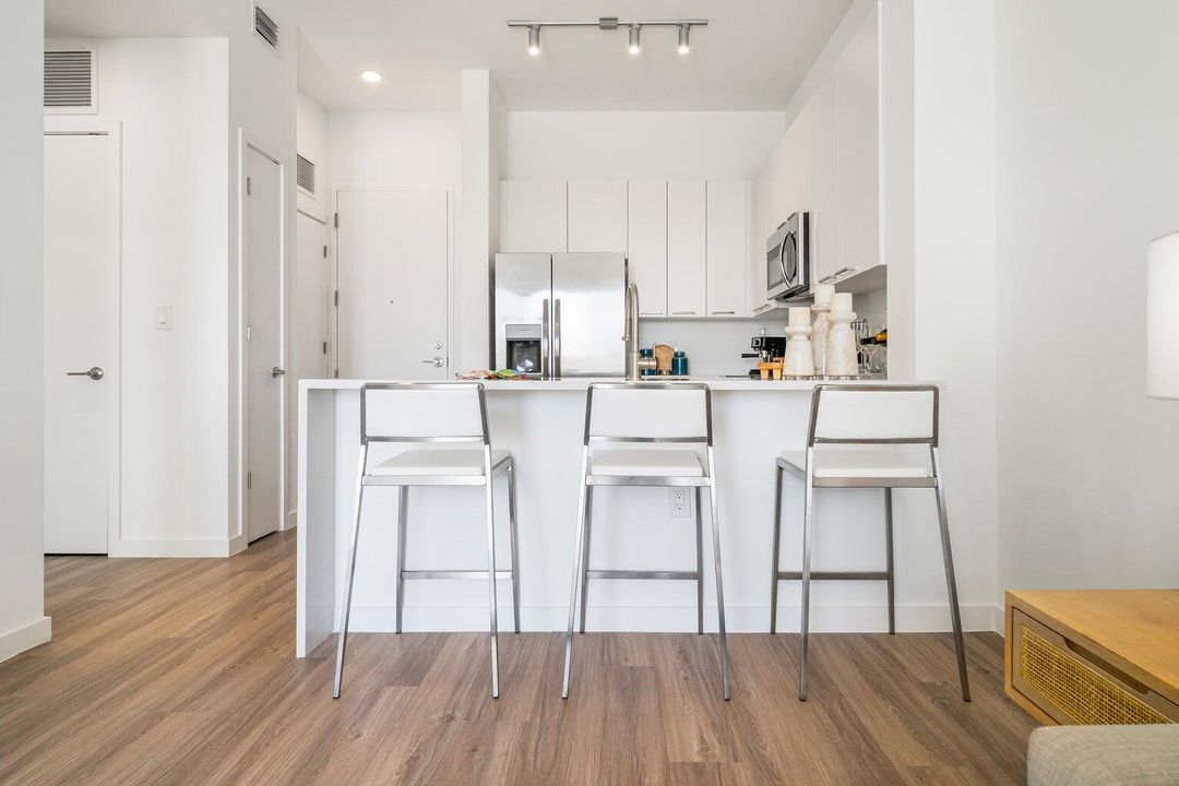 For Rent: $2,260 (1 beds, 1 baths, 700 Square Feet)