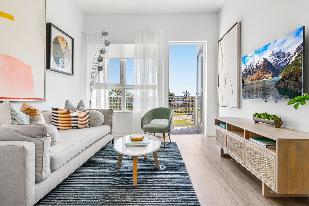 For Rent: $2,260 (1 beds, 1 baths, 700 Square Feet)