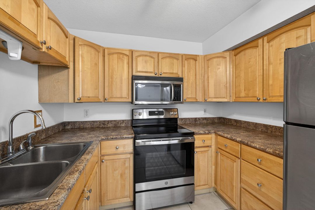 For Sale: $189,000 (2 beds, 2 baths, 1025 Square Feet)