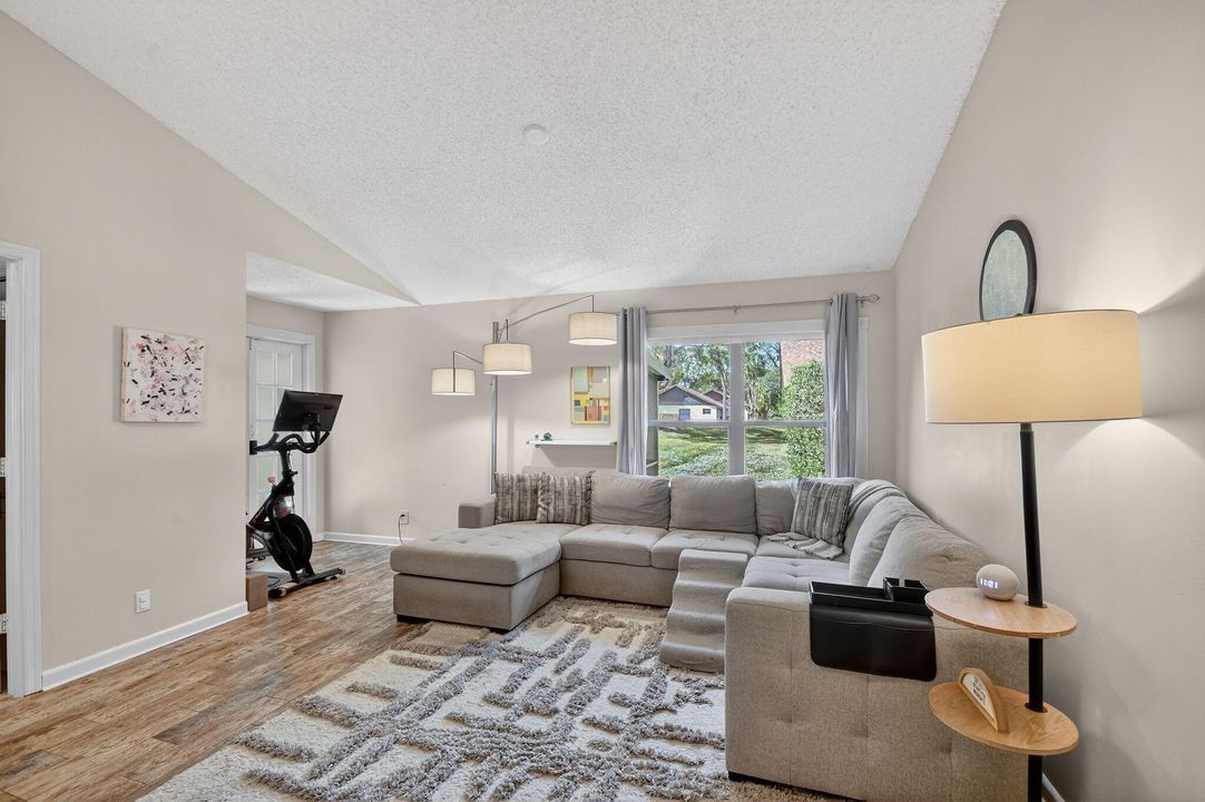 For Sale: $289,118 (3 beds, 2 baths, 1187 Square Feet)