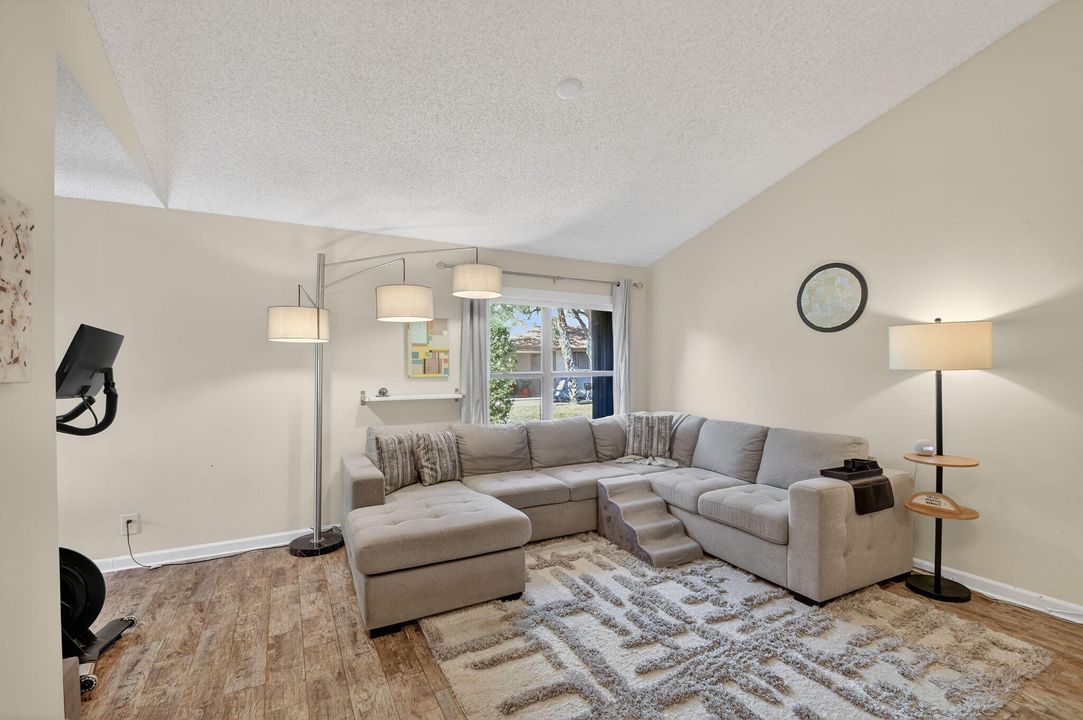 For Sale: $289,118 (3 beds, 2 baths, 1187 Square Feet)