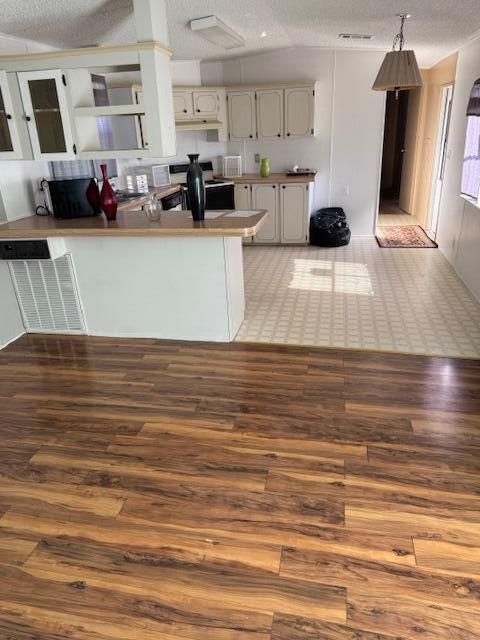 For Rent: $1,000 (2 beds, 2 baths, 835 Square Feet)