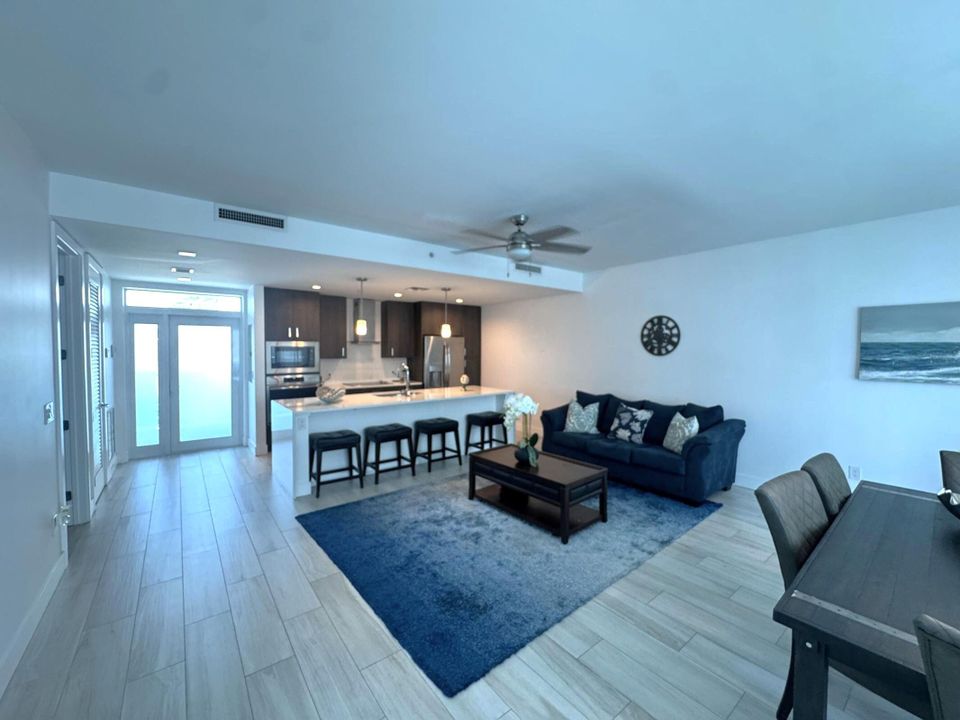 For Sale: $385,000 (1 beds, 1 baths, 1031 Square Feet)