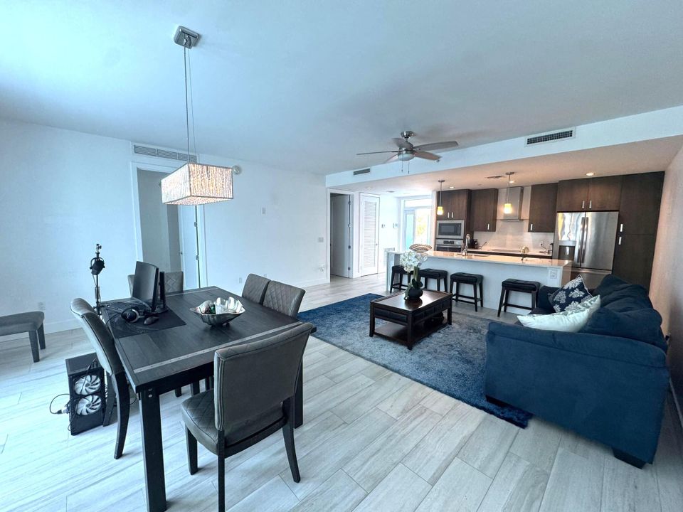 For Sale: $385,000 (1 beds, 1 baths, 1031 Square Feet)