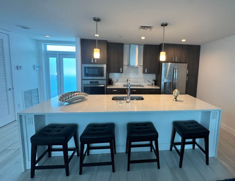 For Sale: $385,000 (1 beds, 1 baths, 1031 Square Feet)