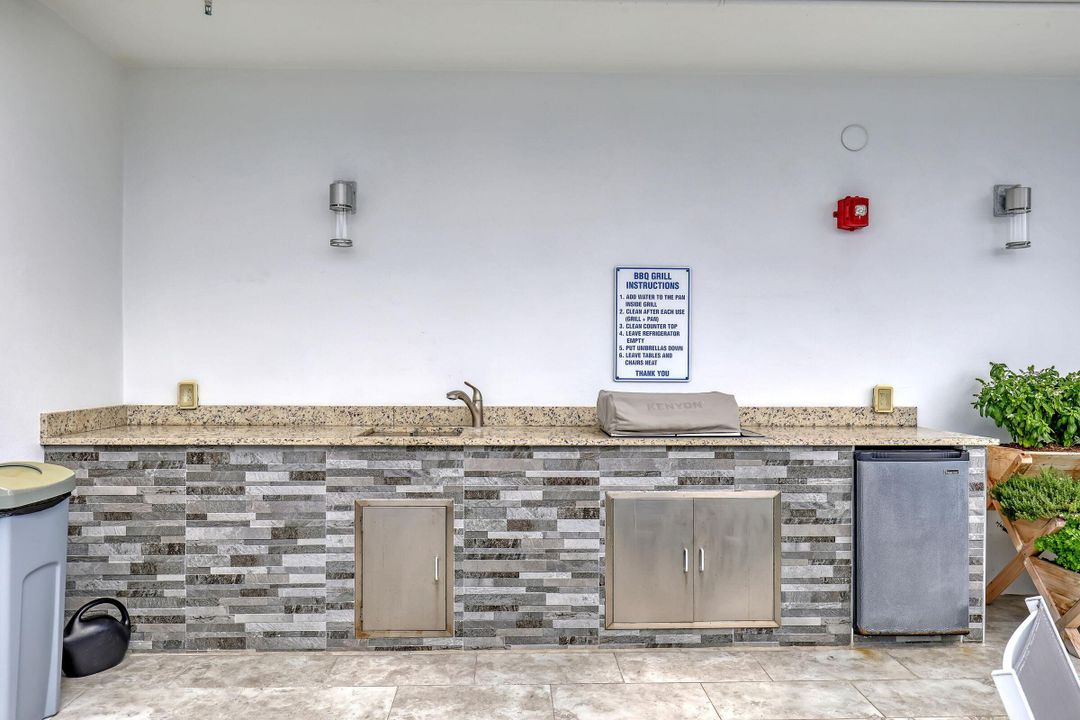 For Sale: $385,000 (1 beds, 1 baths, 1031 Square Feet)