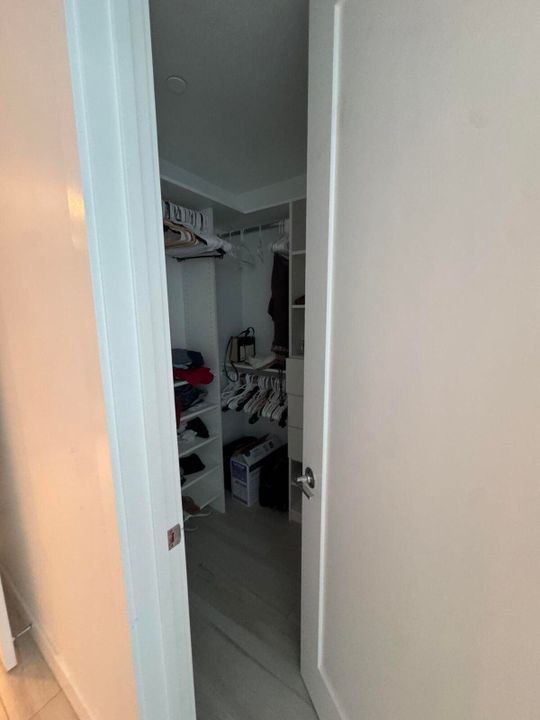 For Sale: $385,000 (1 beds, 1 baths, 1031 Square Feet)