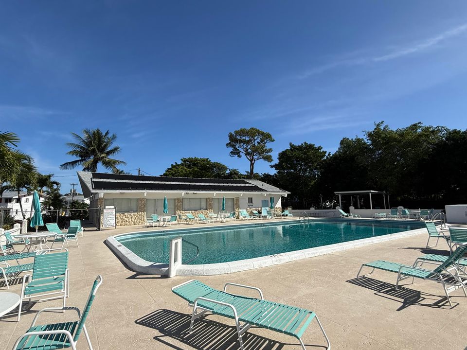 For Sale: $120,000 (1 beds, 1 baths, 640 Square Feet)