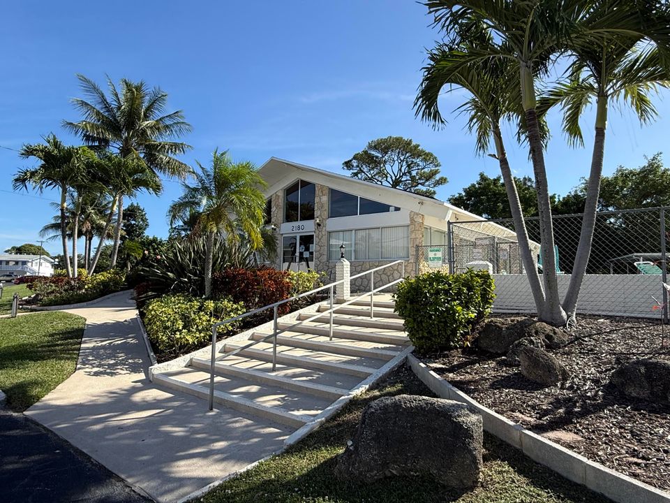 For Sale: $120,000 (1 beds, 1 baths, 640 Square Feet)