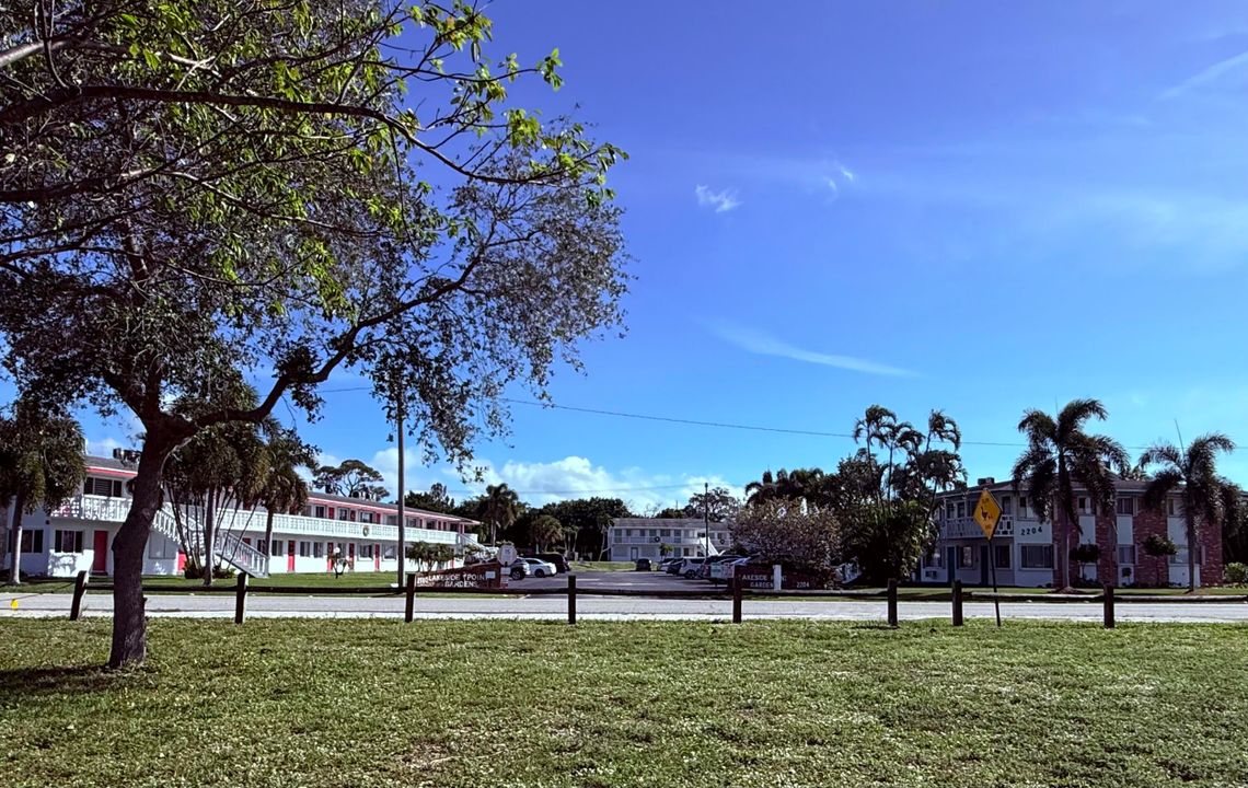 For Sale: $120,000 (1 beds, 1 baths, 640 Square Feet)