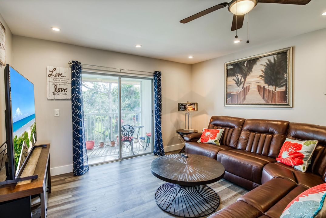 For Rent: $2,000 (2 beds, 1 baths, 910 Square Feet)