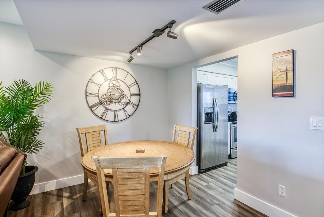 For Rent: $2,000 (2 beds, 1 baths, 910 Square Feet)