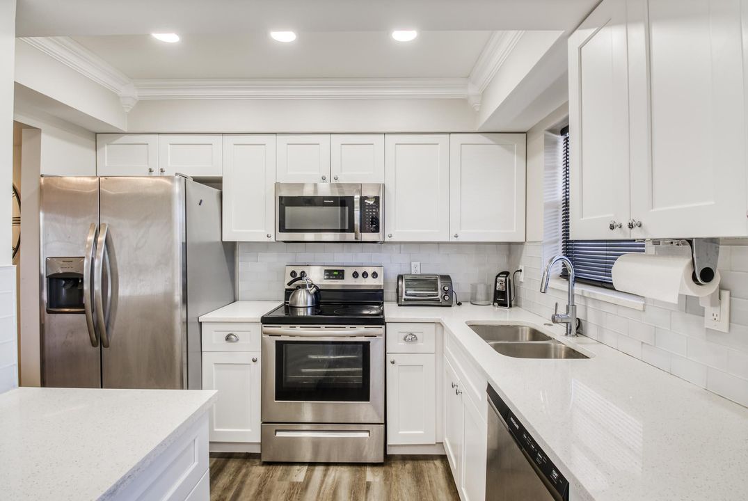 For Rent: $2,000 (2 beds, 1 baths, 910 Square Feet)