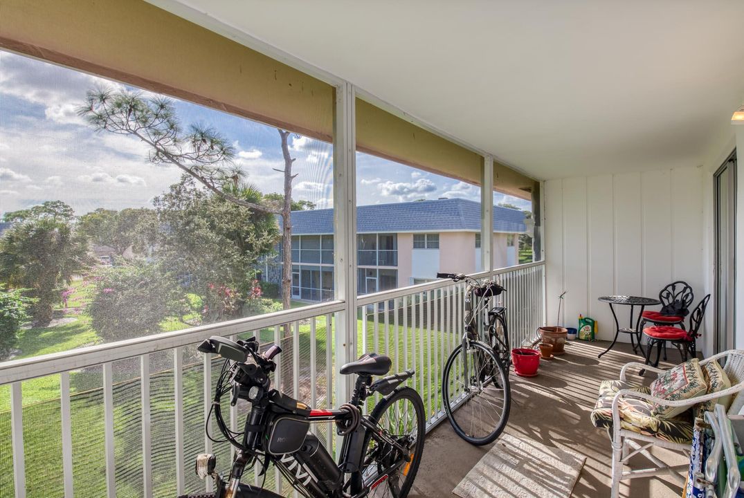 For Rent: $2,000 (2 beds, 1 baths, 910 Square Feet)