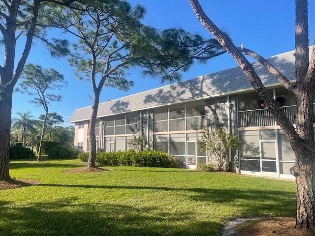 For Rent: $2,000 (2 beds, 1 baths, 910 Square Feet)