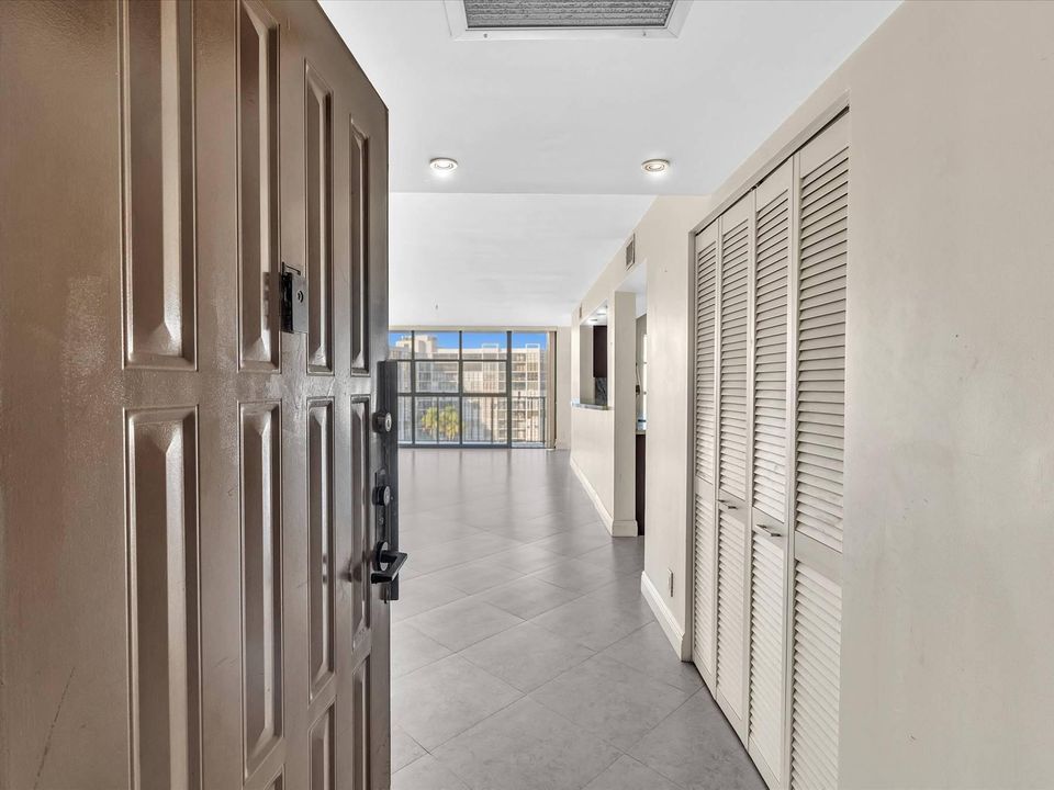 For Sale: $255,000 (1 beds, 2 baths, 1072 Square Feet)