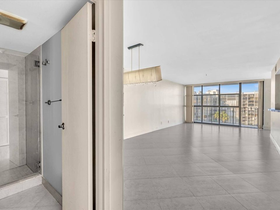 For Sale: $255,000 (1 beds, 2 baths, 1072 Square Feet)