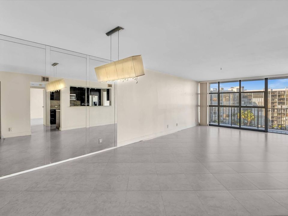 For Sale: $255,000 (1 beds, 2 baths, 1072 Square Feet)