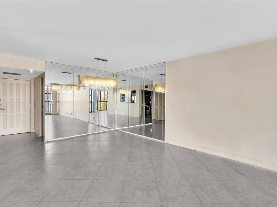 For Sale: $255,000 (1 beds, 2 baths, 1072 Square Feet)