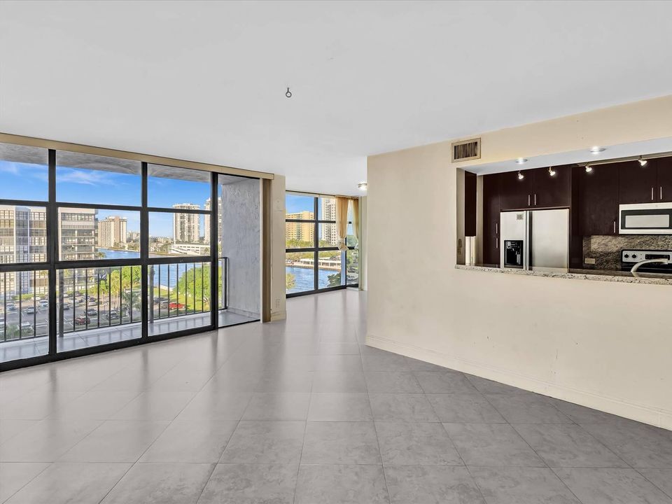 For Sale: $255,000 (1 beds, 2 baths, 1072 Square Feet)