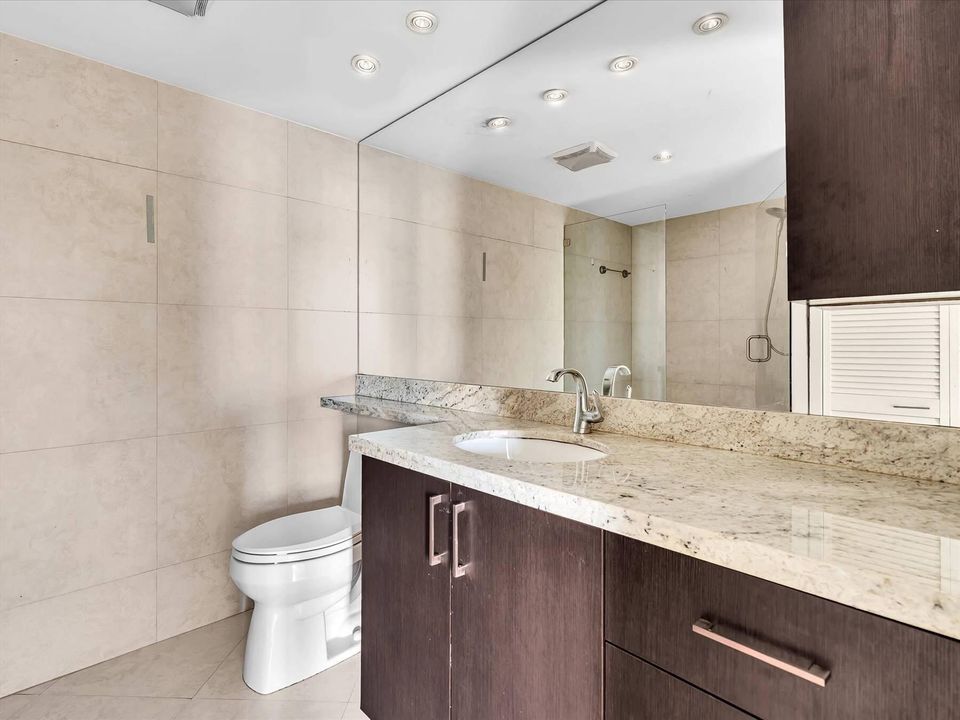 For Sale: $255,000 (1 beds, 2 baths, 1072 Square Feet)