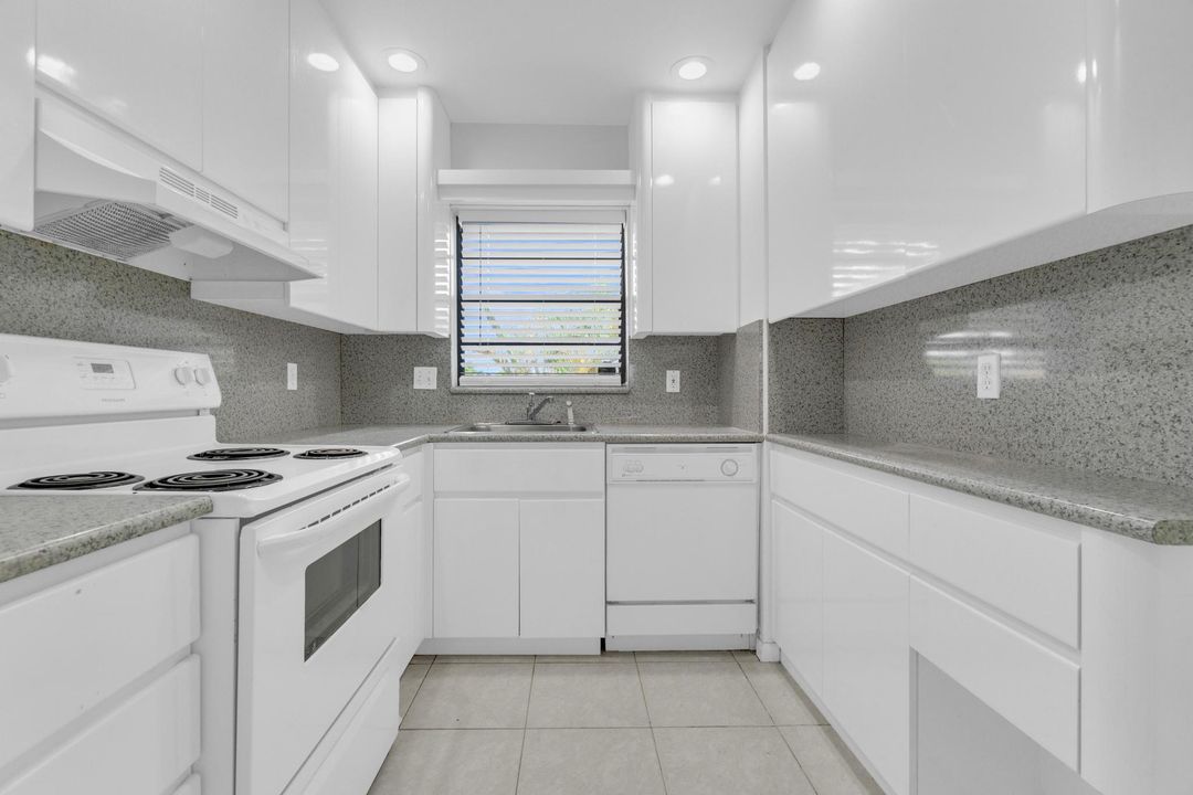 出租: $2,400 (2 贝兹, 2 浴室, 960 平方英尺)