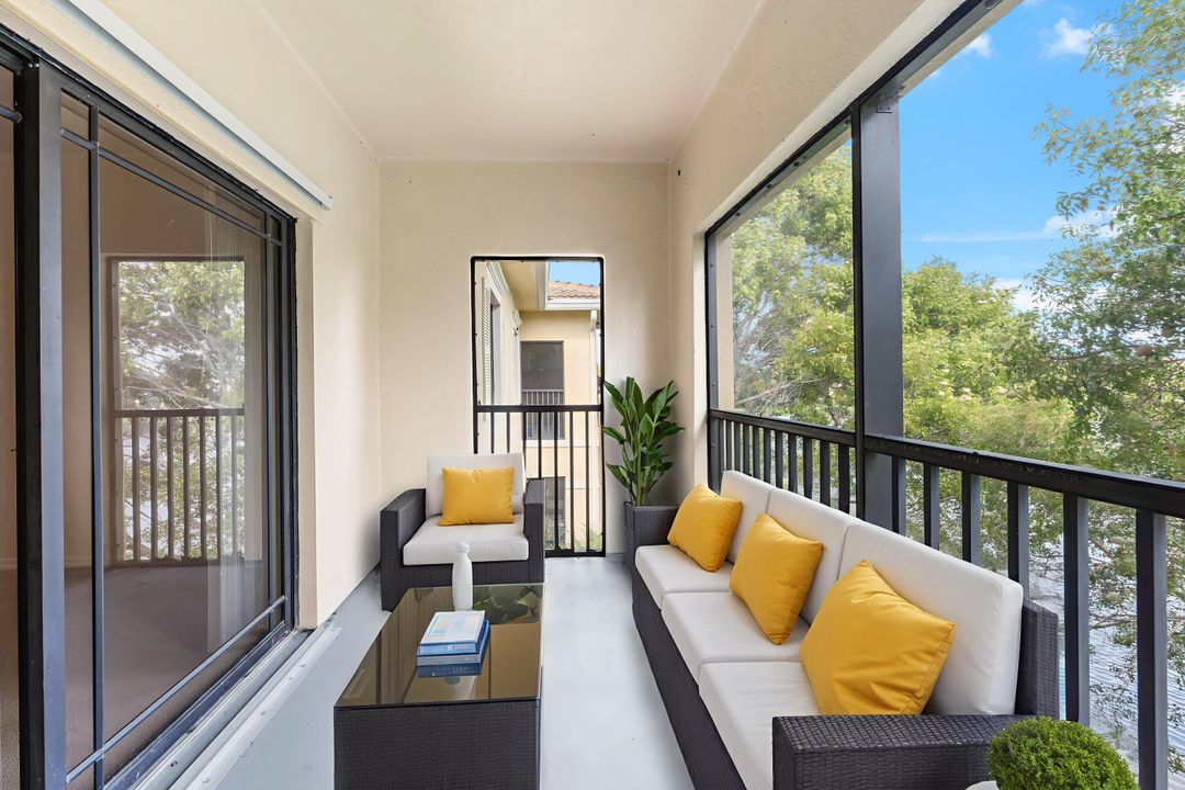 For Rent: $1,900 (1 beds, 1 baths, 819 Square Feet)