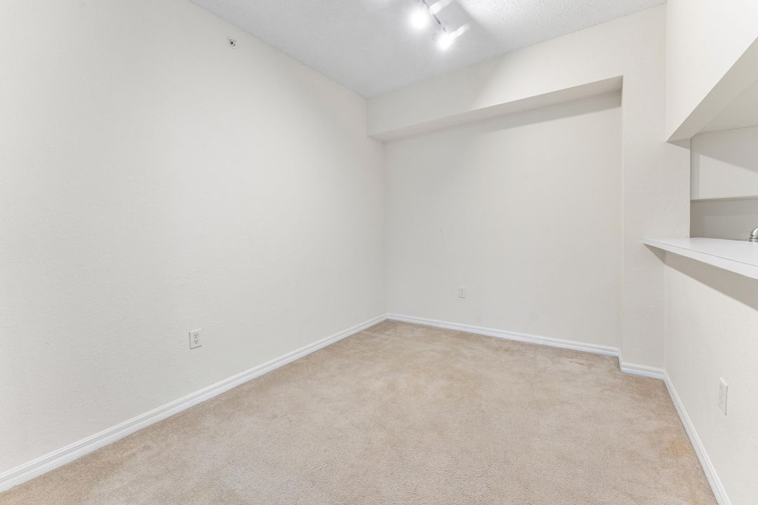 For Rent: $1,900 (1 beds, 1 baths, 819 Square Feet)