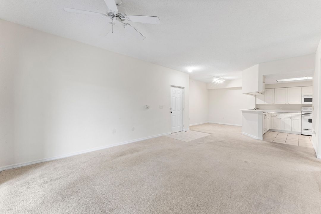 For Rent: $1,900 (1 beds, 1 baths, 819 Square Feet)